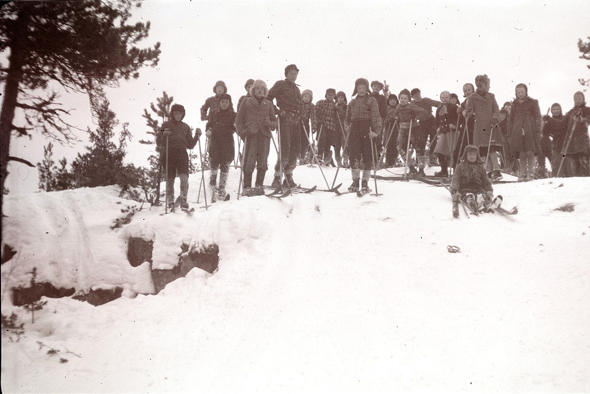 Skolans elever på utfärd till Blomåsarna 1950.