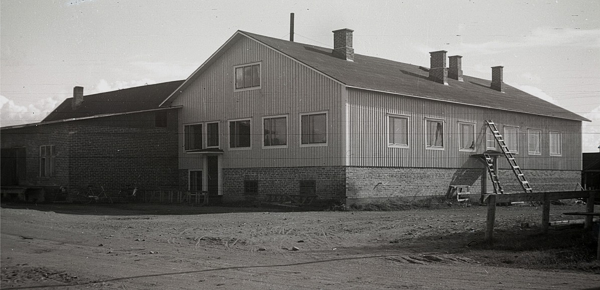 Sydösterbottens Andelsmejeri på Knusbackan år 1951. Det nya t.h. ostkällare med kontor ovanpå. Själva mejeribyggnadens nybygge till vänster är just påbörjad.