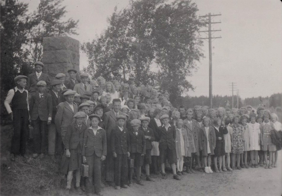 Eleverna från Lappfjärd på utfärd till Wilhelm von Schwerins minnesmärke i Ömossa 1950.