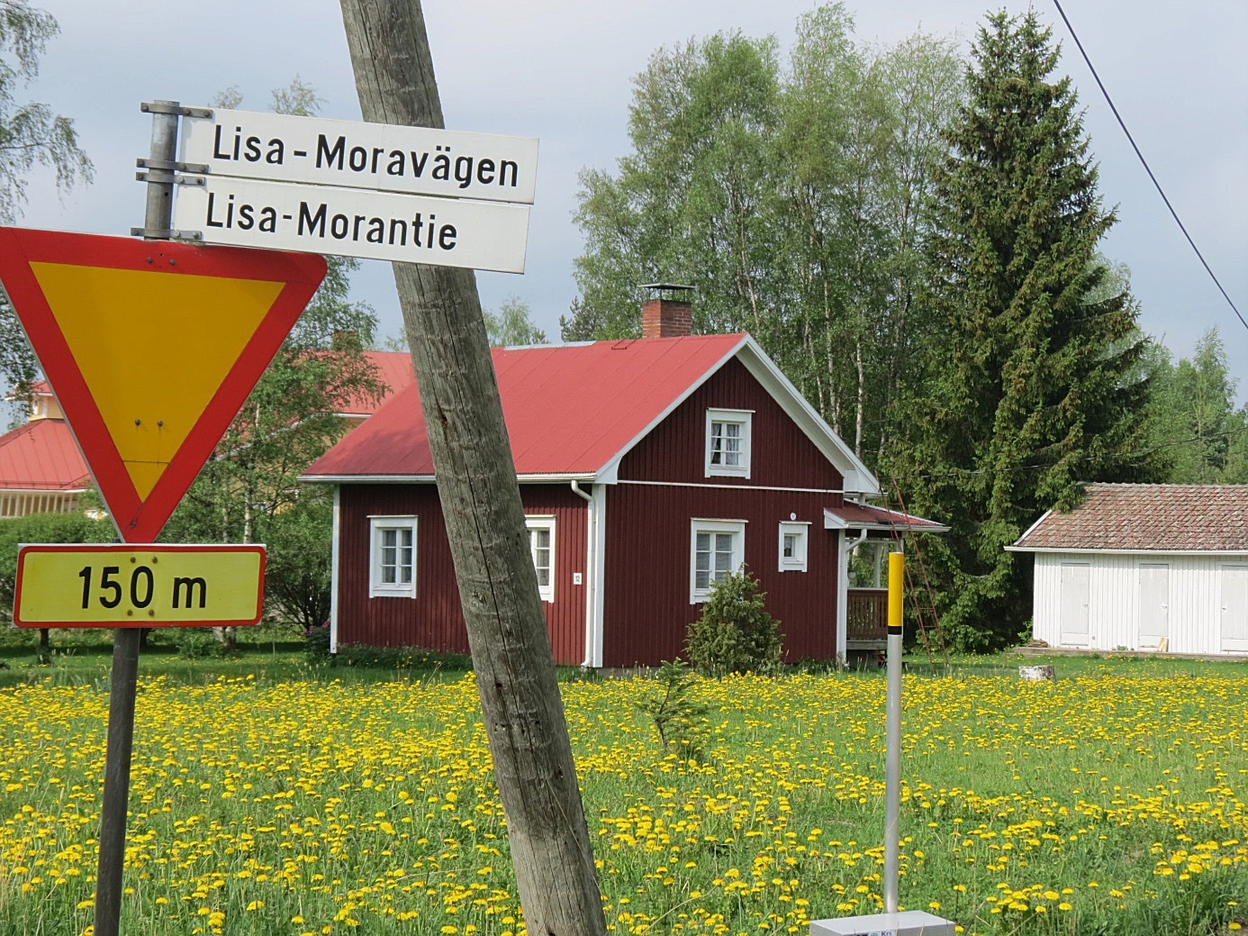 För att vårda minnet av Lisa-Mor har en väg blivit uppkallad efter henne. Den urgamla vägen som börjar i centrum av Dagsmark och går vidare till Storliden leder en besökare väldigt nära stenen. I bakgrunden till vänster skymtar föreningshuset Majbo.