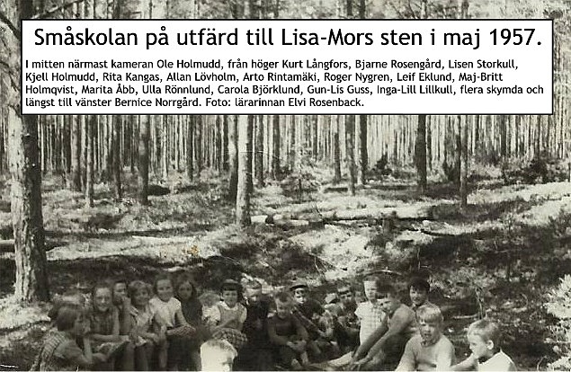 På fotografiet som Inga-Lill bidragit med så ser vi att småskolans elever var på utflykt till Lisa-Mors stora sten. Helge Lund har berättat att den tiden han gick i småskolan fick han vara vägvisare åt de andra barnen eftersom han bodde i närheten. 