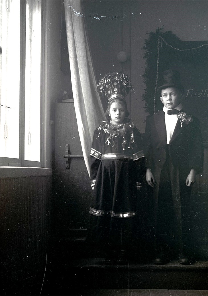 Brudparet Solveig Lärka och Torolf Söderlund färdigt klädda inför julfesten på södra skolan 1953.