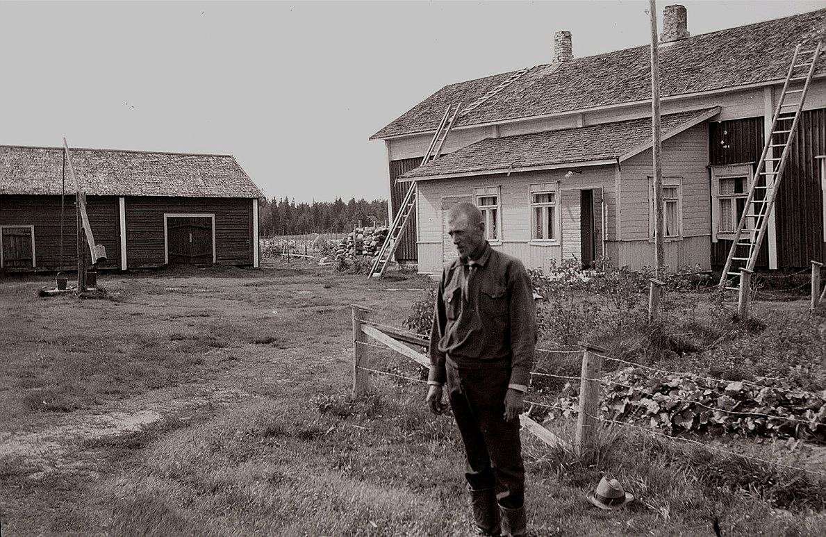 Viktor Lillsjö på hemgården i Stormyron.