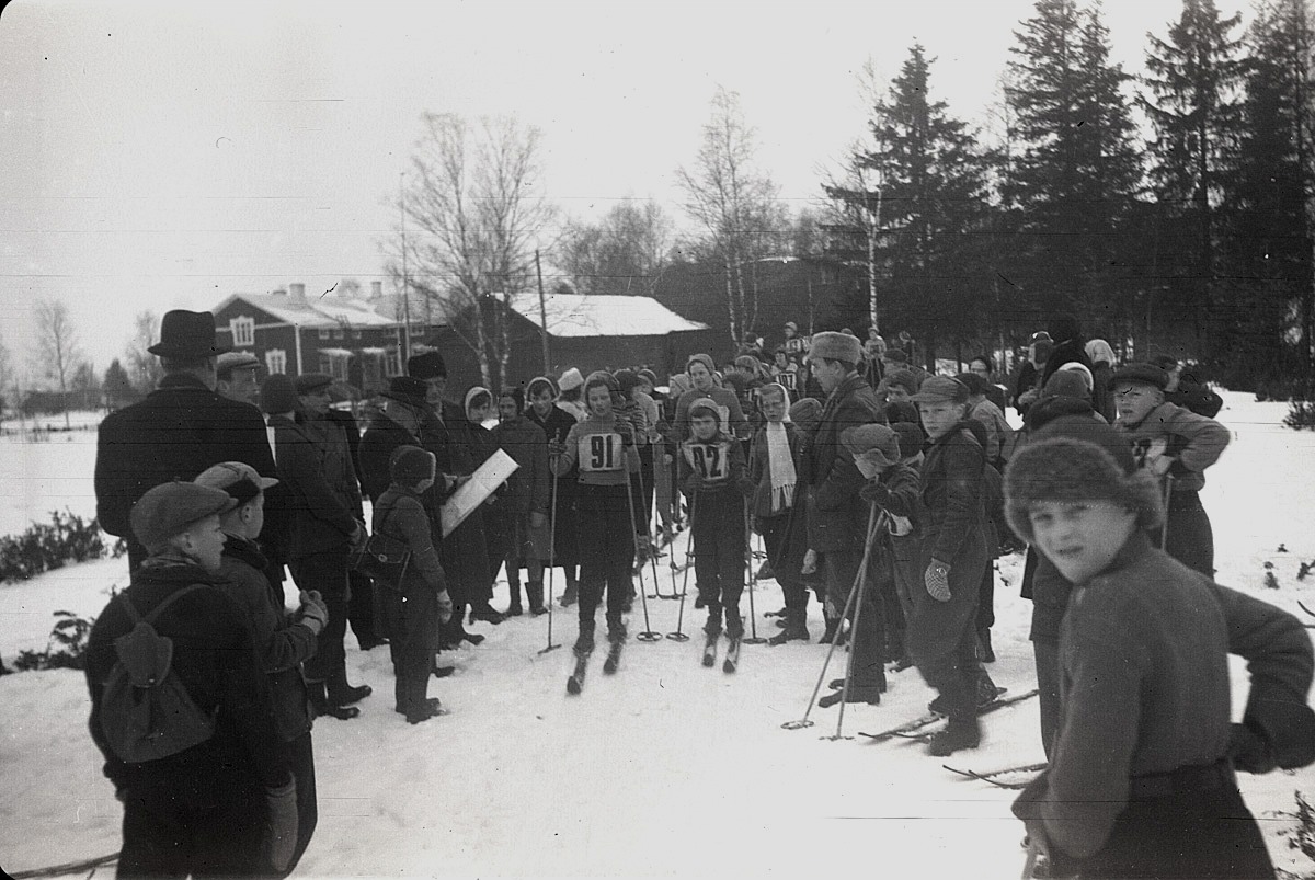 Distriktets skidtävlingar vid södra folkskolan 1955. Pojken till höger torde vara Kaj Stens.