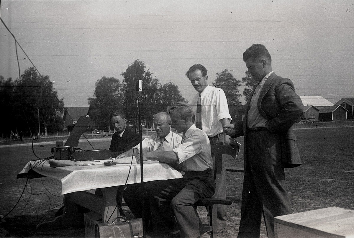 Domarbordet uppställt på invigningen av den nya sportplanen 21.8.1955. Från vänster Lennart Knus, Gunnar Gröndahl, Åke Ålgars, Lennart Teir och Evert Förnäs.