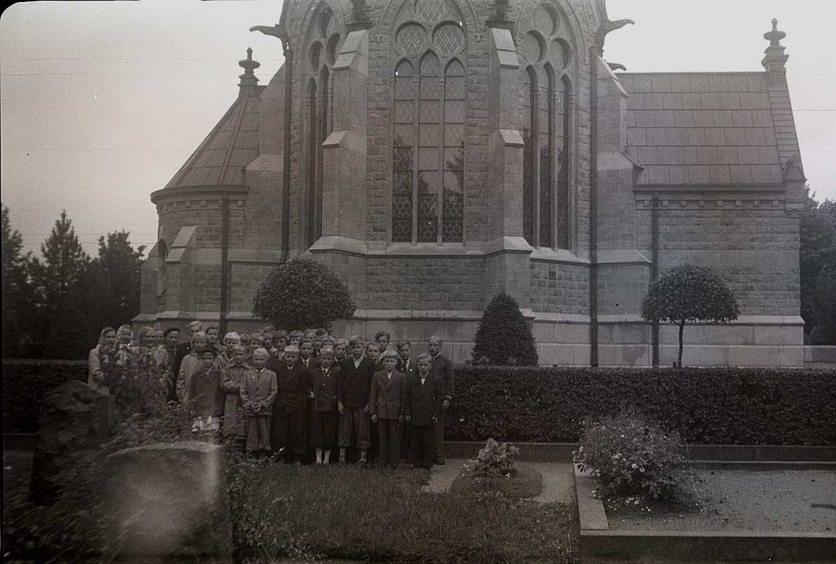 Klubbmedlemmarna på utfärd till Björneborg sommaren 1955, här står de framför Juseliuska mausoléet.