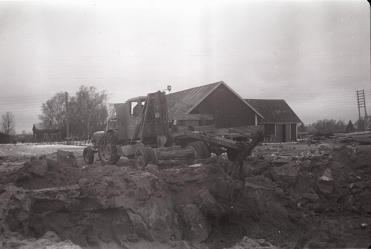 Grunden till den nya Centralskolan i Stortåget grävdes med denna vajergrävmaskin år 1957.