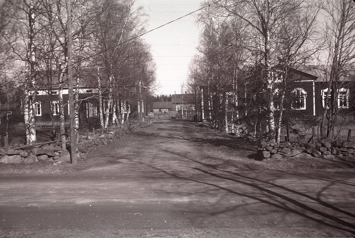 Lärarbostaden till vänster och södra folkskolan till höger, år 1957.