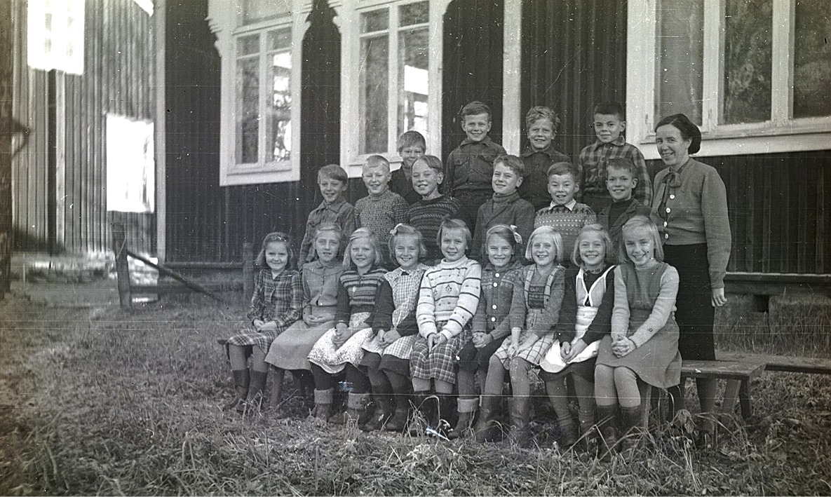 En del av Lappfjärds framtid tillsammans med lärarinnan Seidi Nordström år 1957.
