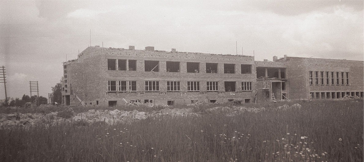 På sommaren år 1957 är väggarna till den nya centralskolan färdigt murade.