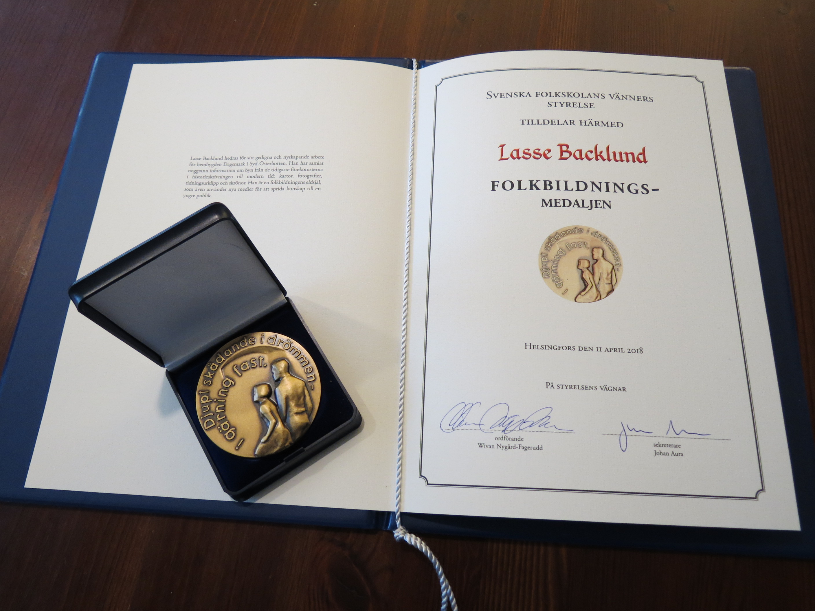 Det vackra diplomet och medaljen överräcktes av ordföranden Wivan Nygård-Fagerudd och sekreteraren Johan Aura.