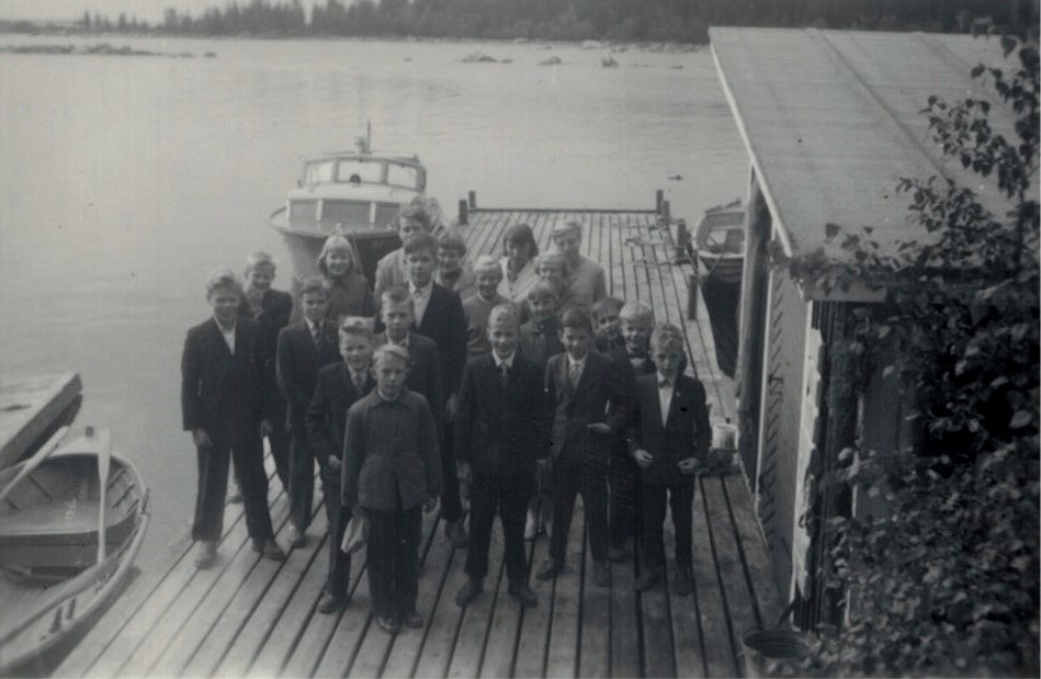 Eleverna på en brygga på Replot under skolutfärden 1959. Här står bland annat Bo Göran Södergård, Kurt Ekman, Stig Björknäs,  Stig Brandt, Maj Lis Lillmangs och Kaj Rosenback.