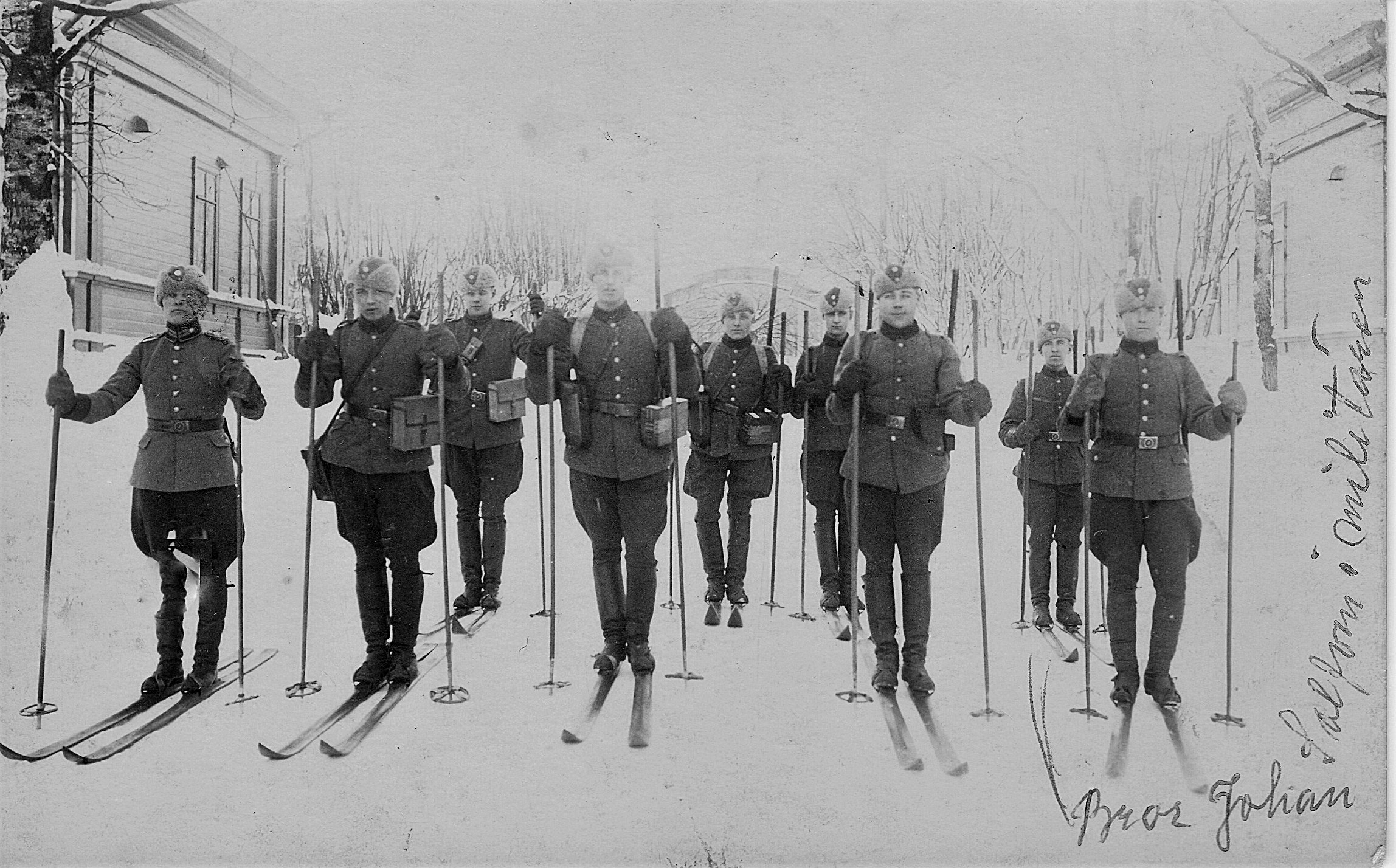 Johan Hilding Solfvin på väg ut med skidorna under sin militärtid. Fint foto trots att det är oklart vem som är Solfvin.