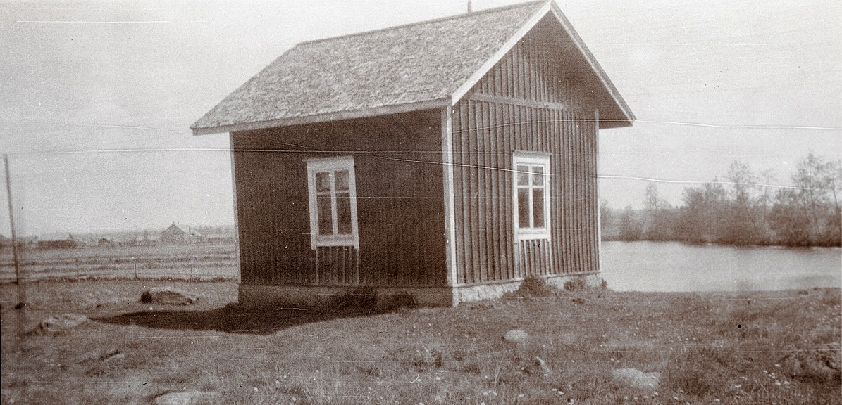 Prostgårdens bastu och tvättstuga på åbacken övanför Holmforsen.