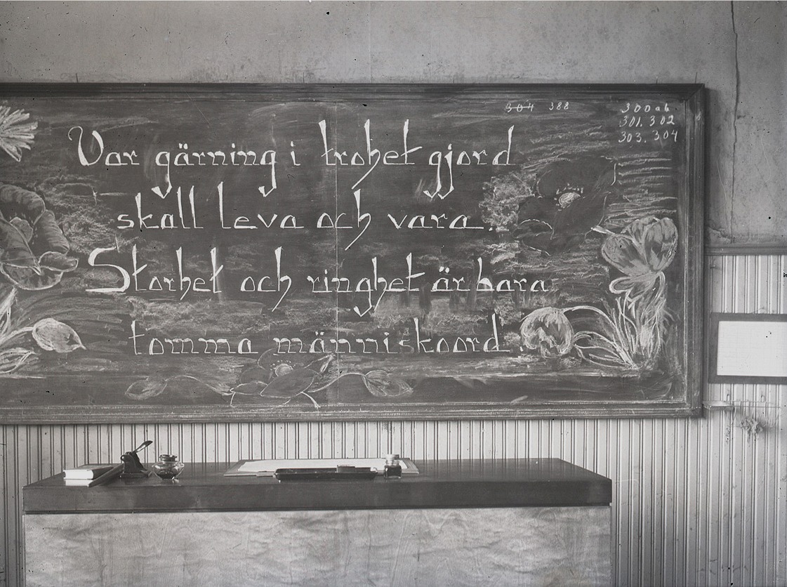 Svarta tavlan på södra folkskolan på den sista examensdagen 1958. Tänk så mycket lärdom som hade förmedlats av läraren till eleverna via denna tavla. Samtidigt var det flera elevers stora skräck, då deras kunskaper skulle skrivas eller ritas, så att hela klassen kunde se resultatet.