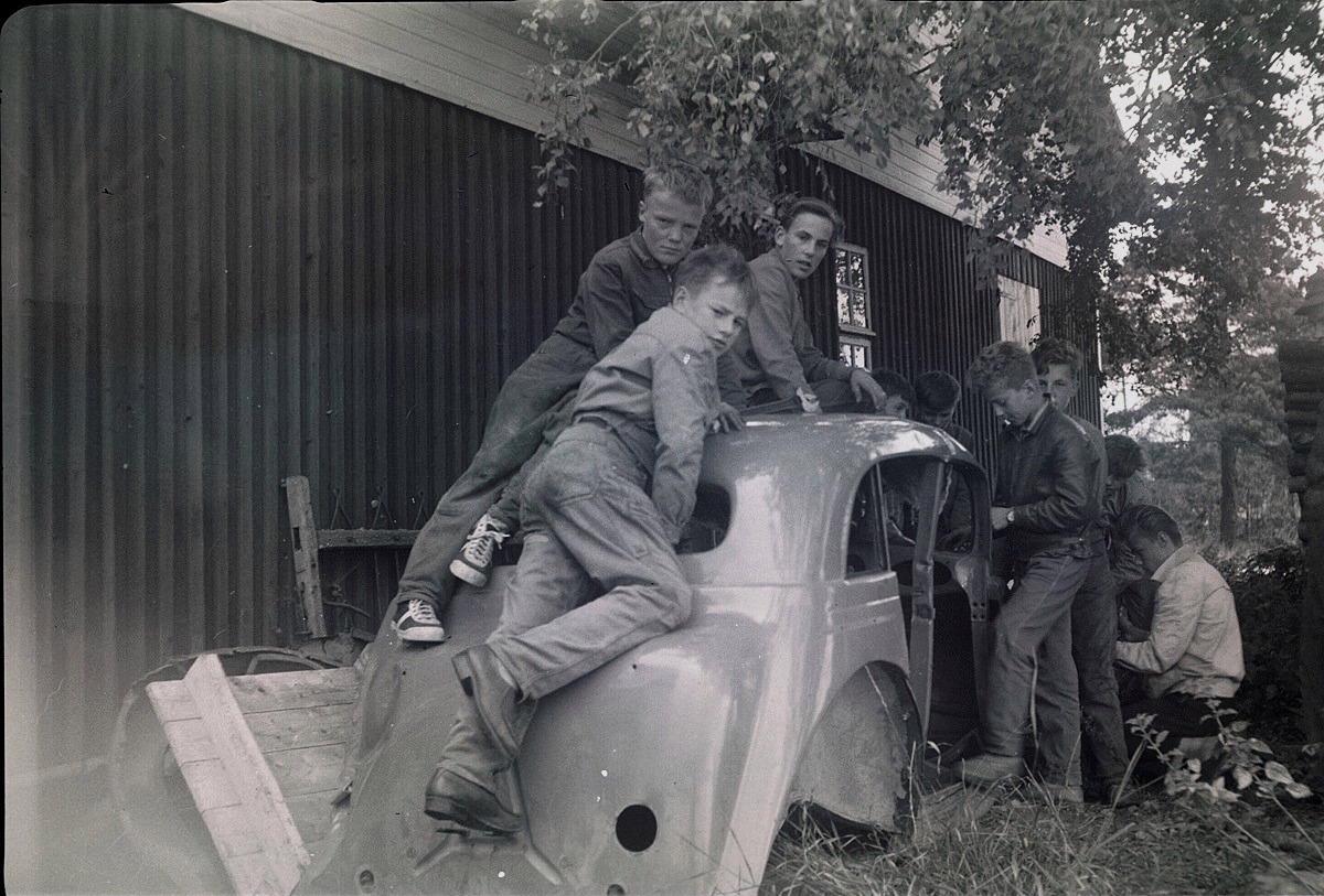 Eleverna på gång med att skrota en bil, från vänster Viking Långkvist, Arne Jokela, Ralf Ahlmark, Kaj Stens, okänd och Jan Gröndahl,