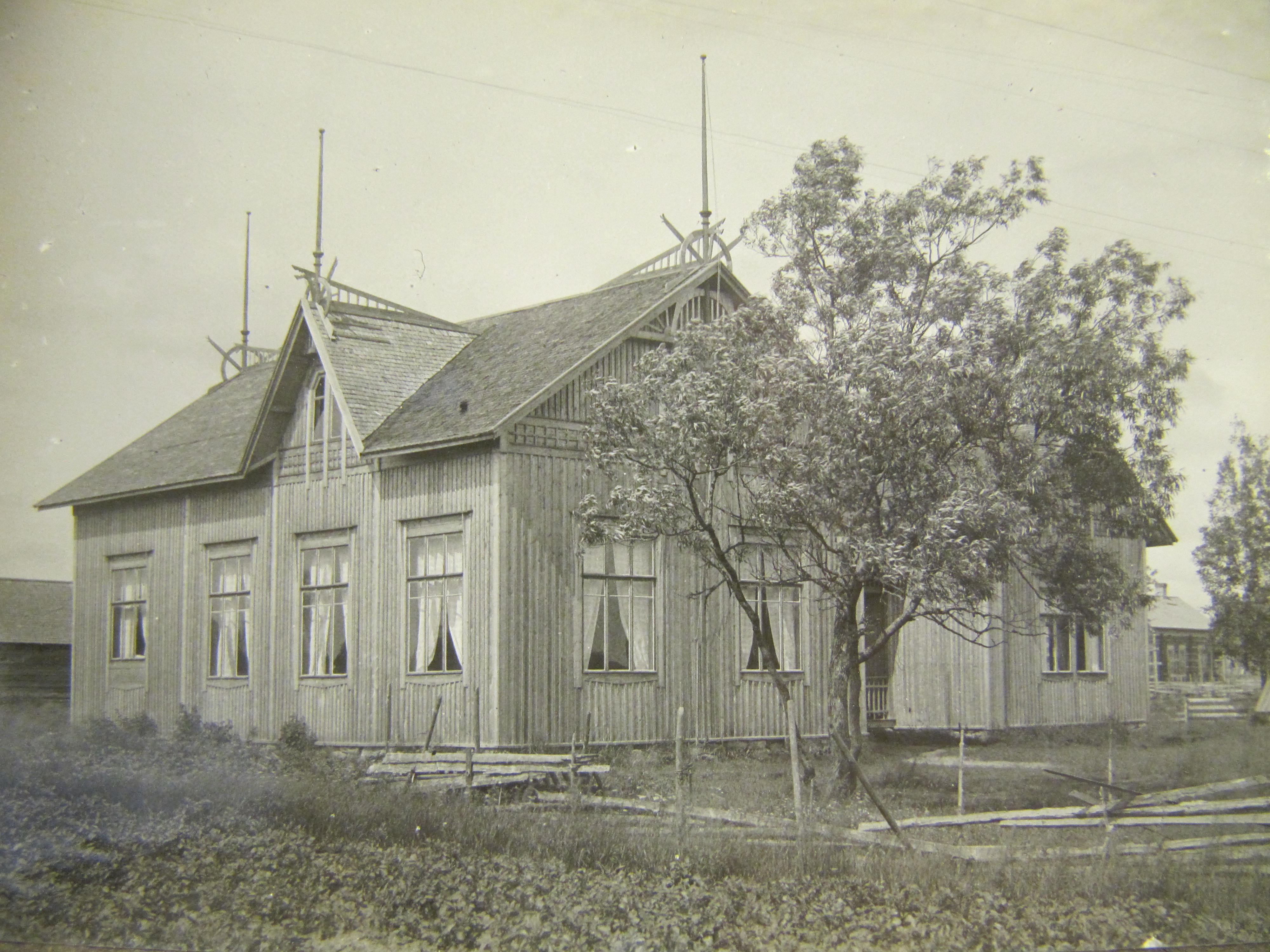Ungdomsföreningens första egna hus "Majbo" fotograferat av folkskolläraren J. J. Wadstöm, ca 1915. I högra kanten syns "Åsinas-Viktoras" gård. nuvarande Rosengårds.