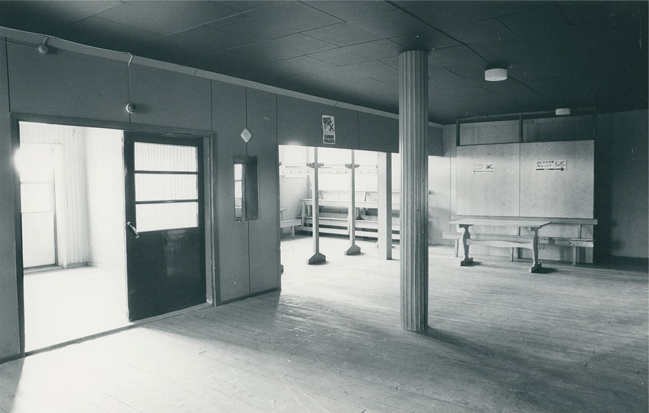 Huvudingången och hallen, klädförvaringen i mitten. Innetoaletterna finns till höger på fotot, som är från SÖU:s arkiv.