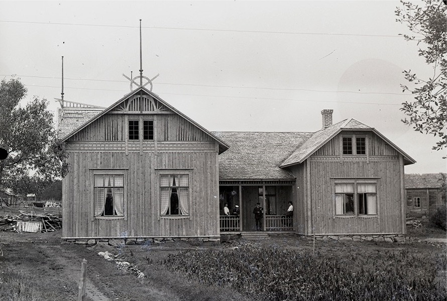 År 1909 köpte ungdomsföreningen Maja Lena Klemets bondgård i centrala Dagsmark och under ett års tid gjordes en grundlig renovering och tillbyggnader. Ungdomsgården kunde invigas 11 september 1910 och Viktor Nylund fotograferade gården någon gång mellan 1910-1915. Gården som skymtar till höger torde vara "Lillkårk-Eerkas".