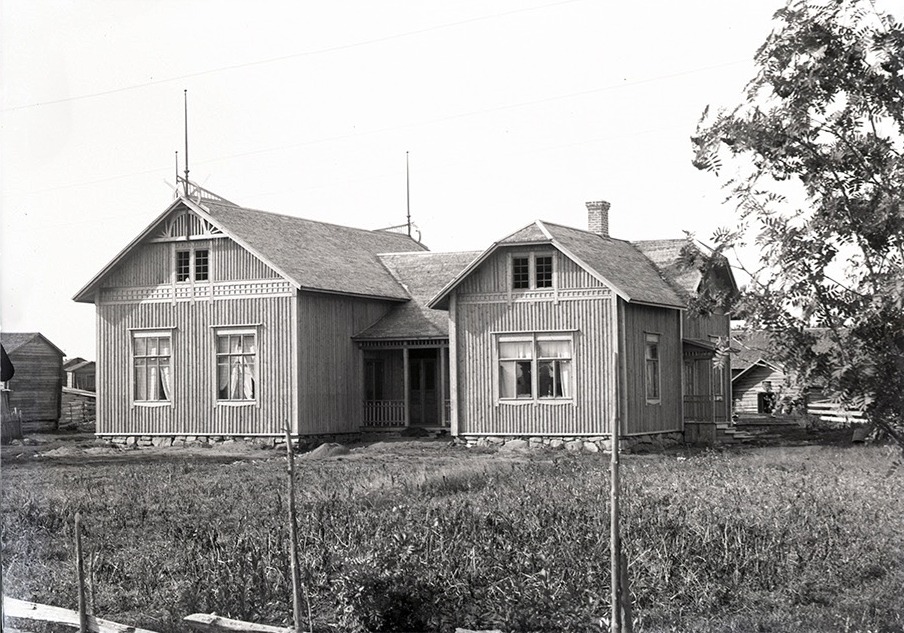 Ungdomsföreningen hus Majbo fotograferat från öster av Viktor Nylund 1910-1915.