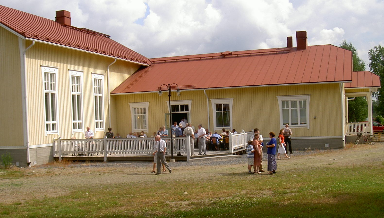 På föreningshusets baksida finns en större terrass som vid vackert väder kan användas av gästerna.