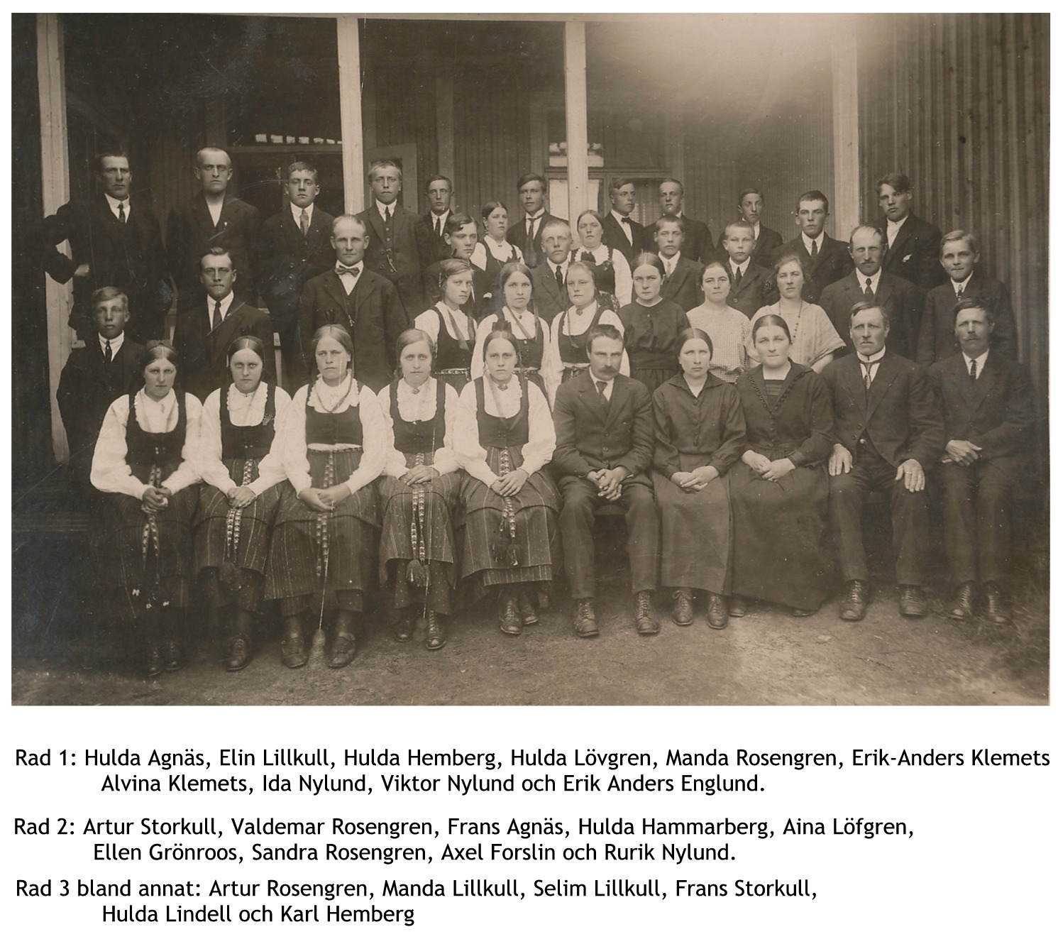 En del av Dagsmark UF:s medlemmar på trappan till det gamla Majbo år 1924.