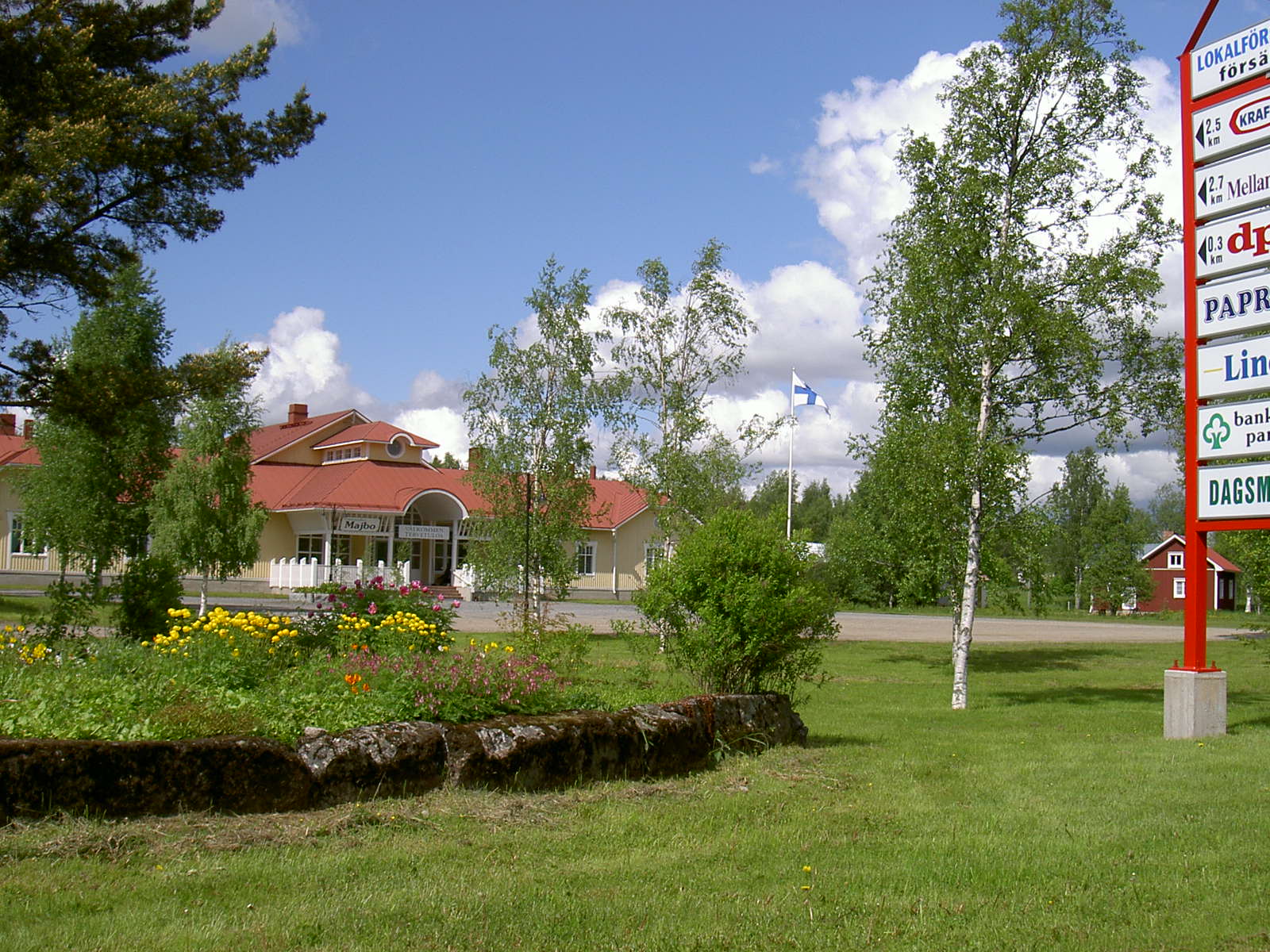 Stenfoten som ramar in det vackra blomlandet hade i tiderna hört till "Lillsjö-Bagarinas" gård och karamellfabrik, som brann ner i januari 1931