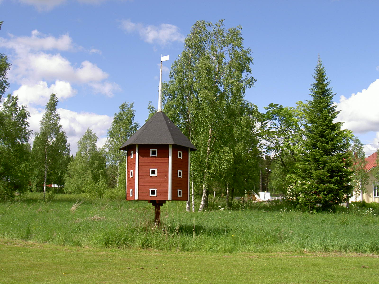 Det här duvslaget som byggdes 1986 är en kopia av det duvslaget som "Lillsjö-Bagarin" byggdes på samma ställe på 1920-talet. Ännu på 70-talet bodde det tamduvor i det gamla duvslaget men inte i kopian. Föreningshuset Majbo syns till höger.