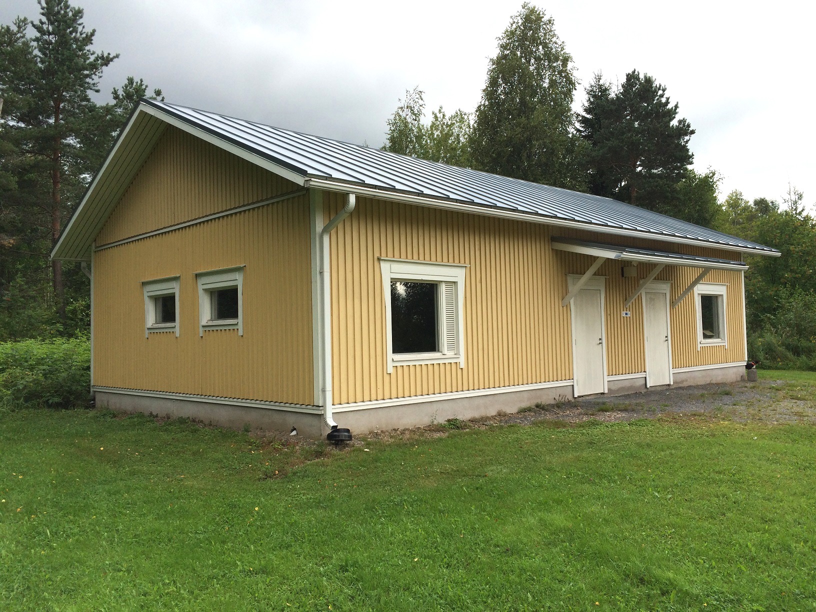 År 2003 byggdes denna förrådsbyggnad bakom Majbo. Bygget finansierades med EU-pengar och kommunala medel och eftersom allt arbete gjordes på talko, så blev det ingen ekonomisk belastning av bygget.