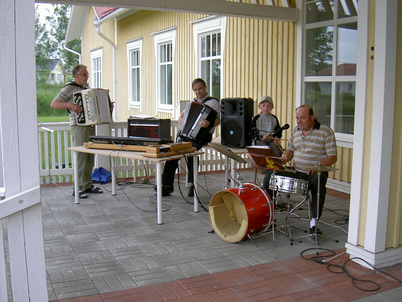 Majbolänken 2004 ackompanjerades av spelmännen Per-Erik Backlund, Yngve Hammarberg och Folke Sten. Den lilla pojken är Per-Eriks barnbarn från Veikars i Korsholm.