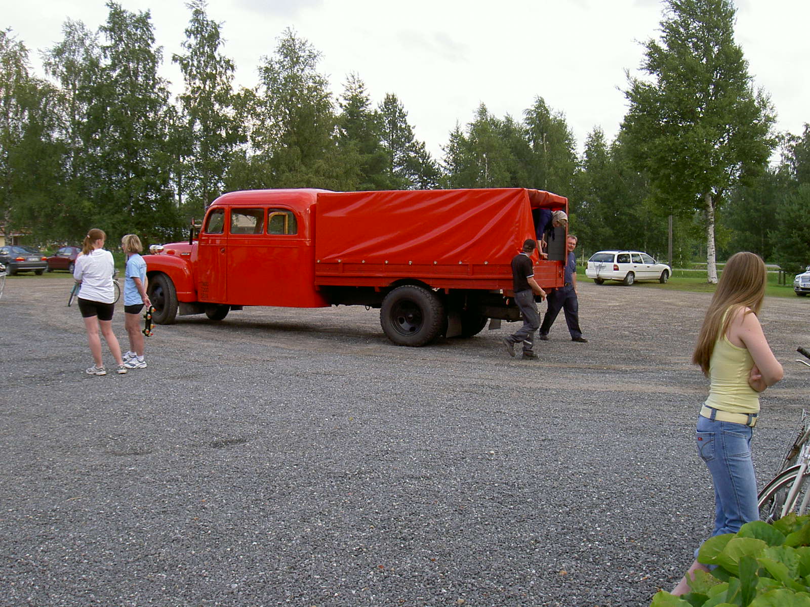 "Hulda från Klemetsändan" anländer till Majbolänken år 2004 med Lappfjärds Brandklubbs gamla brandbil. Bakom brandbilen Johan Nordström.