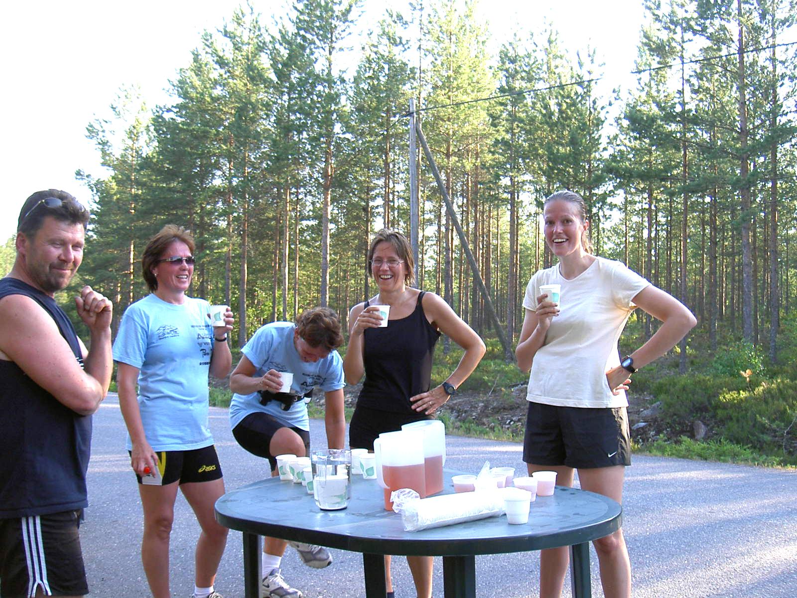 År 2003 serverade Hans-Erik Norrvik saft och vatten åt deltagarna i Majbolänken, uppe på Bergåsens högsta punkt.