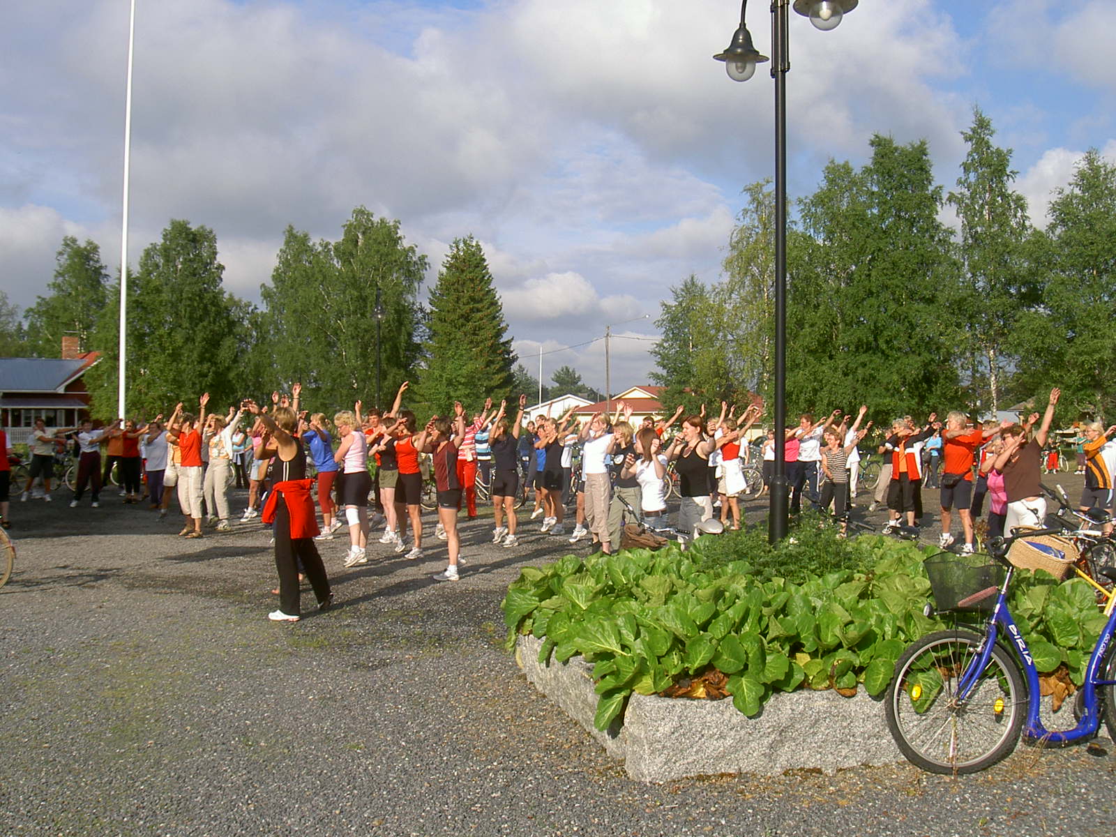 Före Majbolänken startas skall det värmas upp på gårdsplanen, foto från 2005.