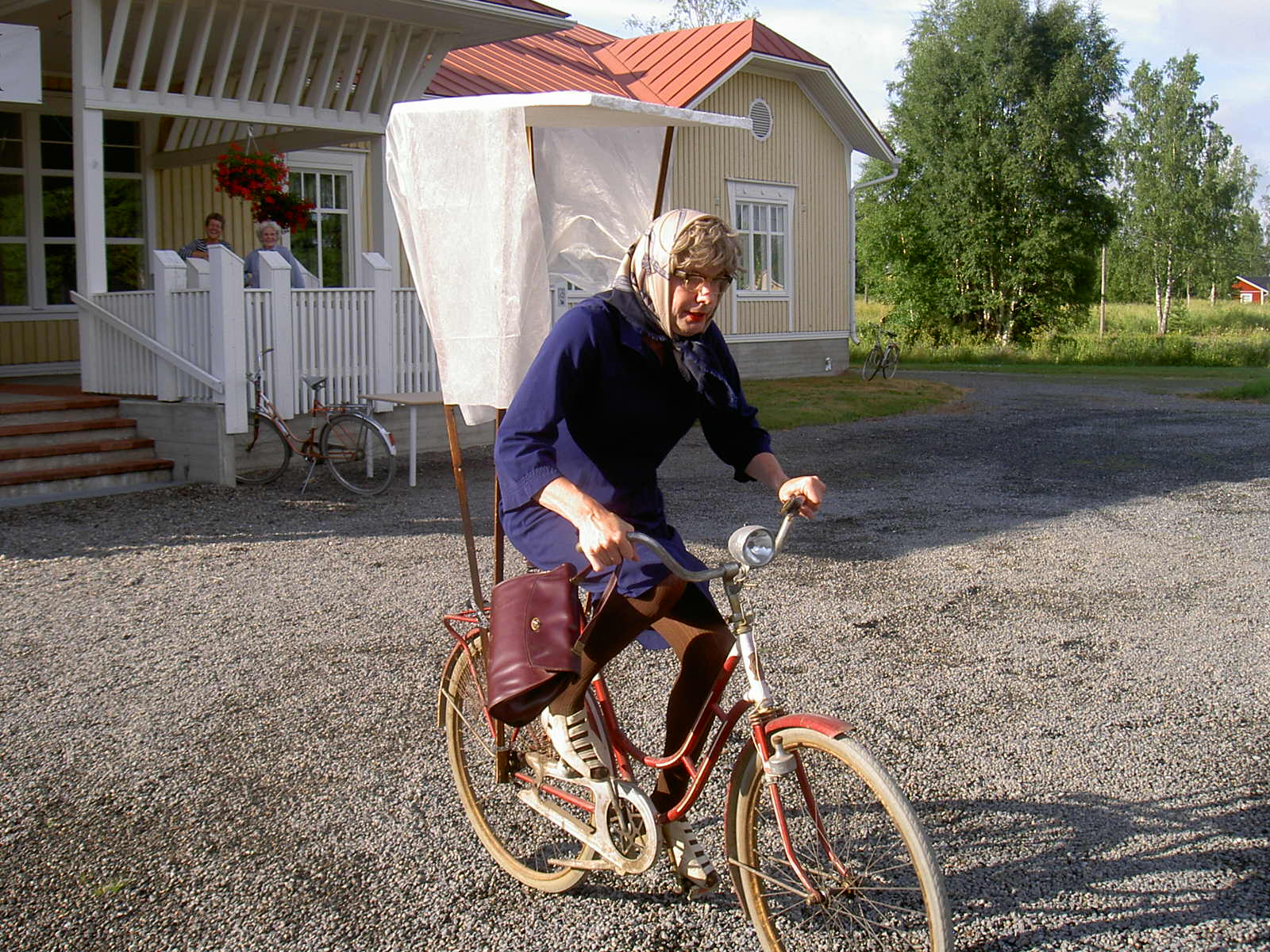 "Hulda från Klemetsänadan" alltså Mikael Nelson brukar ta sig igenom Majbolänken på lite olika sätt, i detta fall med ett riktigt "trampvagn". Året är 2005.