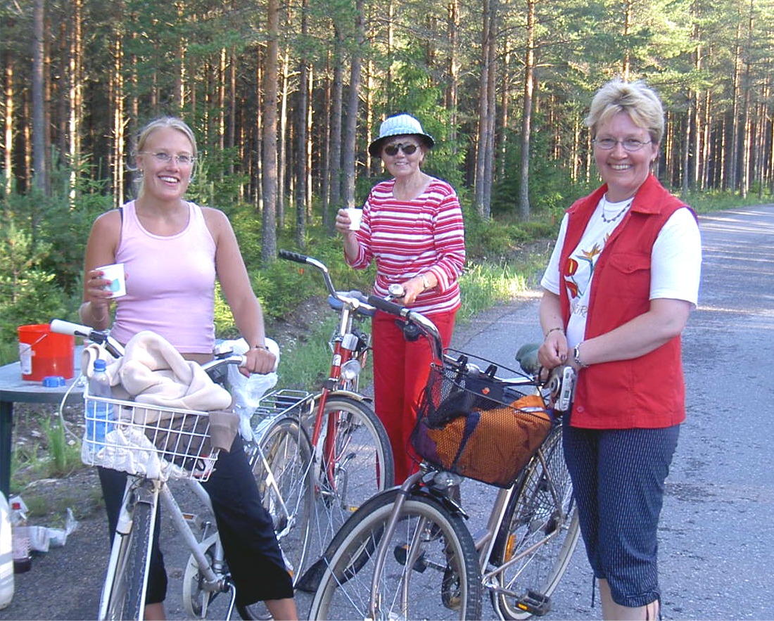 Tre generationer Rosengrenare uppe på Bergåsens saftkontroll år 2005. De andra kontrollerna fanns i Lillsjö i Lillsjölidvägens korsning och den andra upp i Korsbäck.