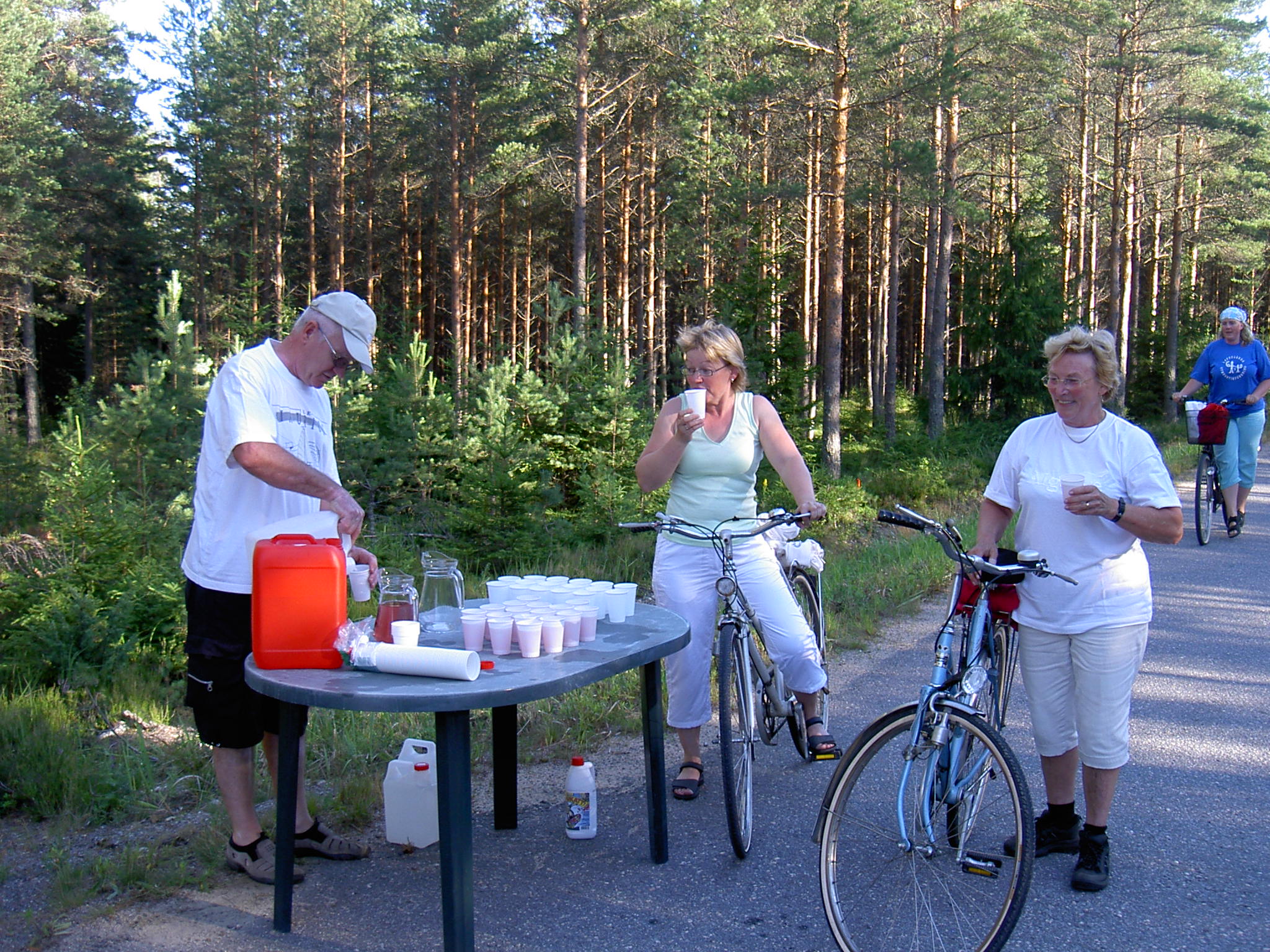 År 2007 var Kurt Backlund med och serverade saft och vatten uppe på Bergåsen.