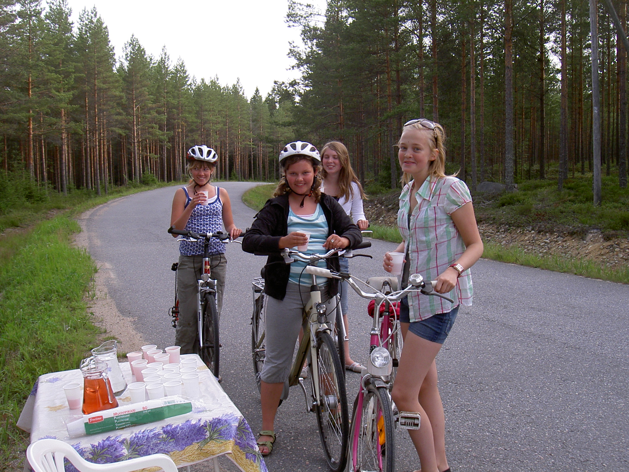 Flickorna från Dagsmark hann ta en drickapaus under Majbolänken 2008.