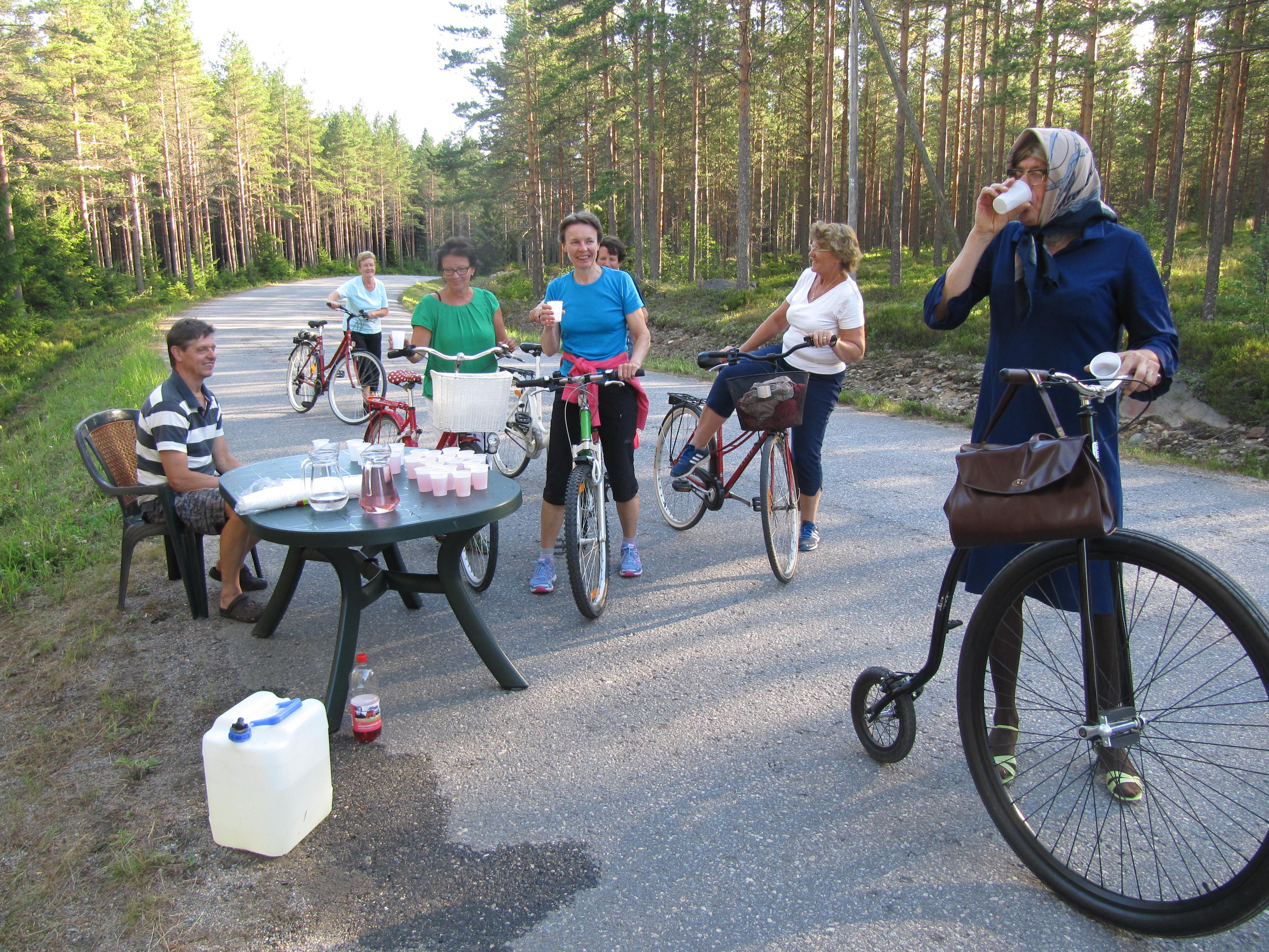 År 2014 skötte Jouni Malinen om saften åt deltagarna i Majbolänken. Till höger "Hulda från Klemetsändan" på en gammaldags cykelmodell.