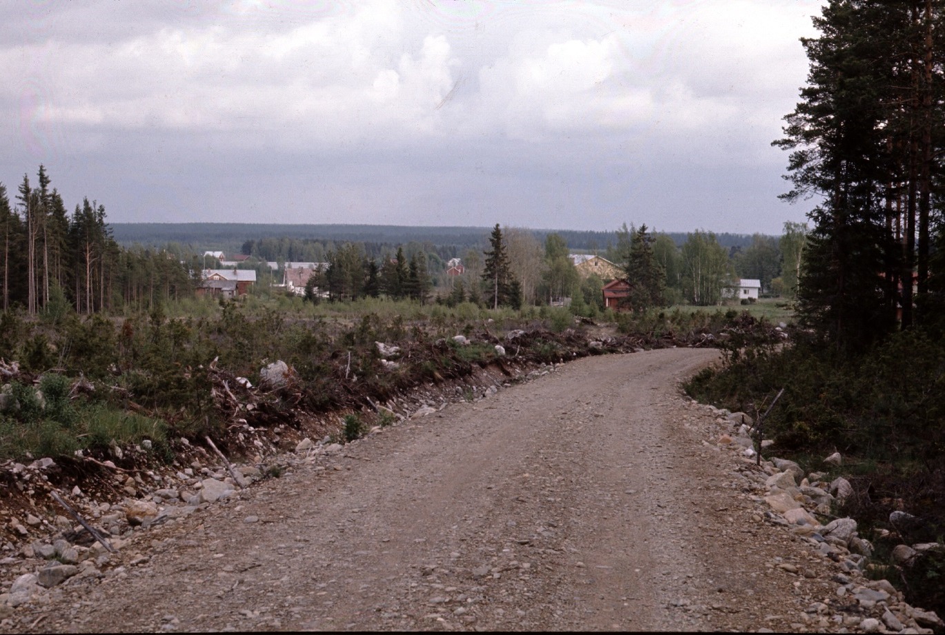 Den nya dragningen av Kärrvägen på Byåsen år 1972. Bakom träden skymtar Rosengårds, ungdomslokalen och till höger Bagar-Annas gård.