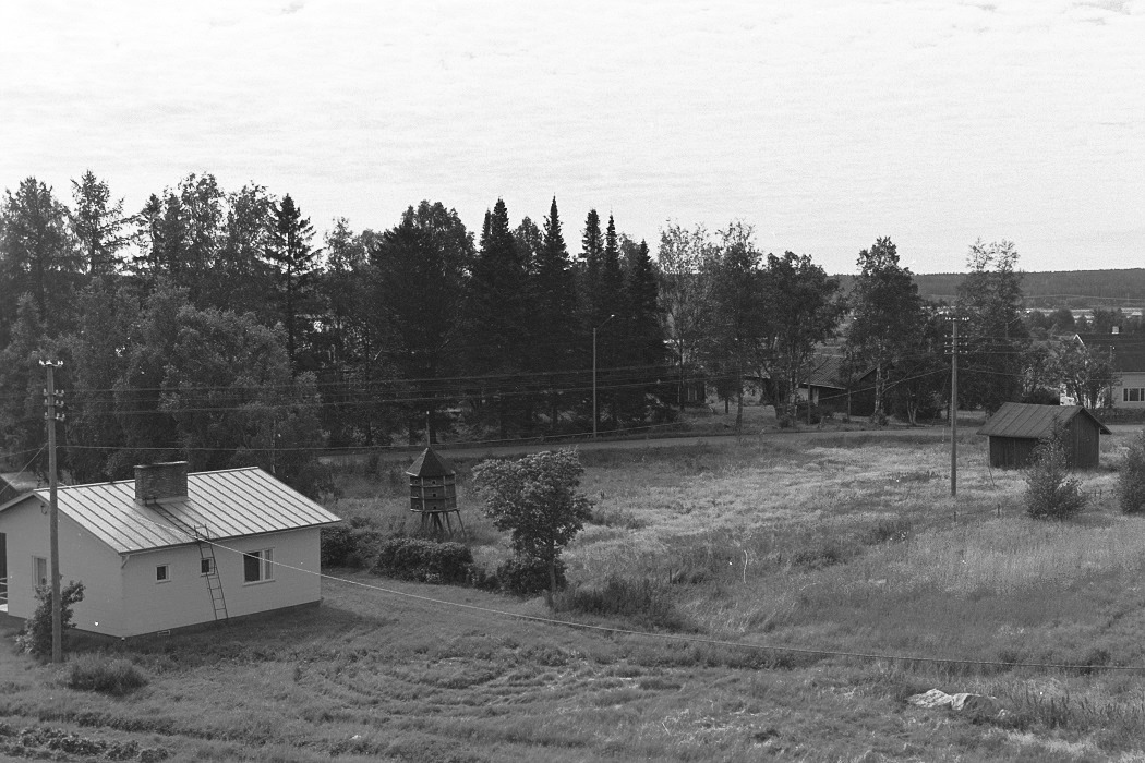 Foto från lokaltaket 1972. Till vänster Bagar-Annas gård, duvslaget och längst till höger likvagnshuset.