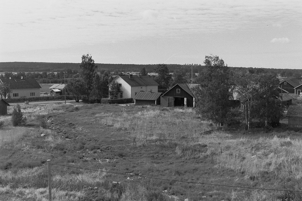 Foto från lokaltaket 1972. Längst till vänster Eskil Agnäs gård med Agnäs Fransas lillstugon. Mitt i bild Emil och Mildrid Klåvus gård.