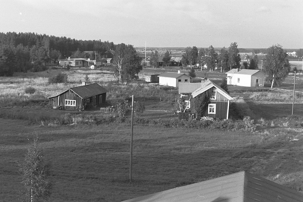 Foto från lokaltaket 1972. Längst fram Ingmar Rosengårds, i bakgrunden till vänster Ralf Rönnlund gård. Till höger "Lillkårk-lillstugon" 