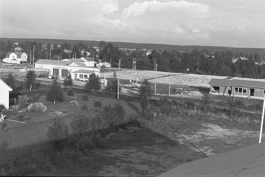 Foto från lokaltaket 1972. I vänstra kanten Anderssonas gård. Mitt i bild den Gulf servicestation som Boris Lillsjö byggde år 1965 och som revs i slutet på 1990-talet. Till höger Hammarbergs halvfärdiga bostadshus
