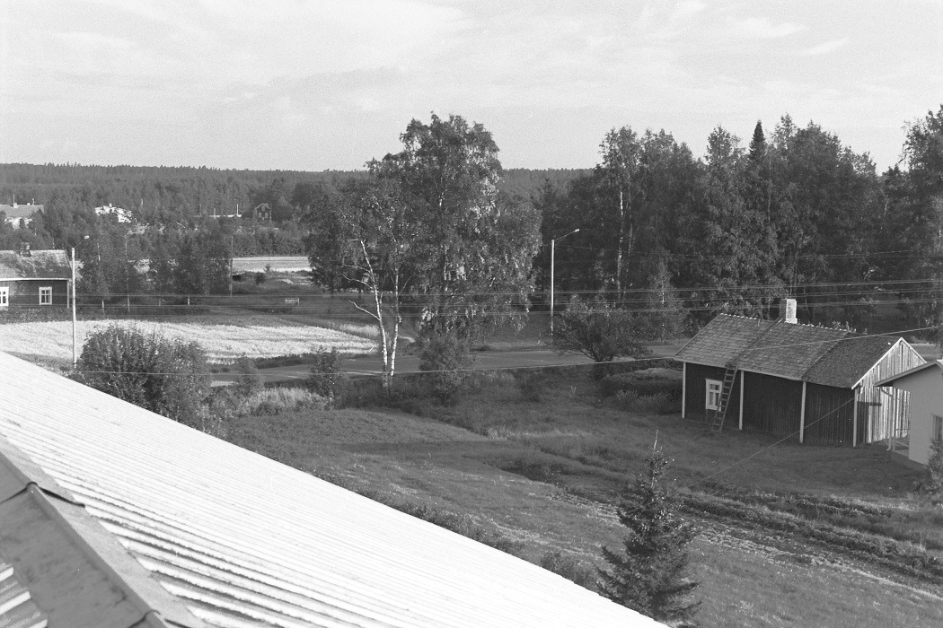 Foto från lokaltaket 1972. I vänstra kanten syns Erik Anders Klemets lillstuga och i den högra Lillsjö-Bagarinas uthus.