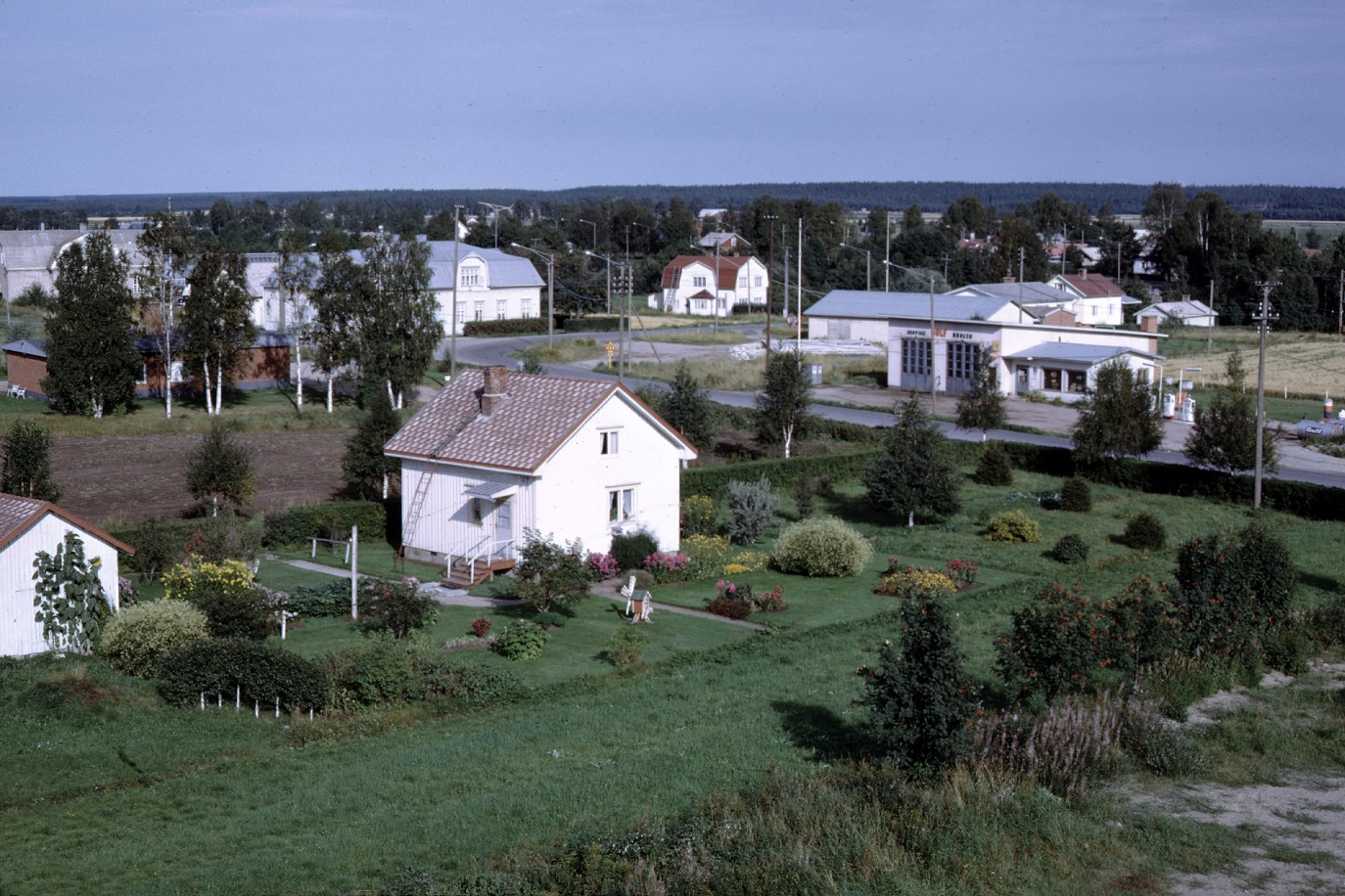 Foto från lokaltaket 1972, året efter att Sparbankshuset brann ned. Längst fram fröken Elin Rosenbacks hus, längre bak till vänster syns gamla mejeriet, sedan Nelsonas, lite bakom Anderssonas och till höger Lillsjös servicestation.