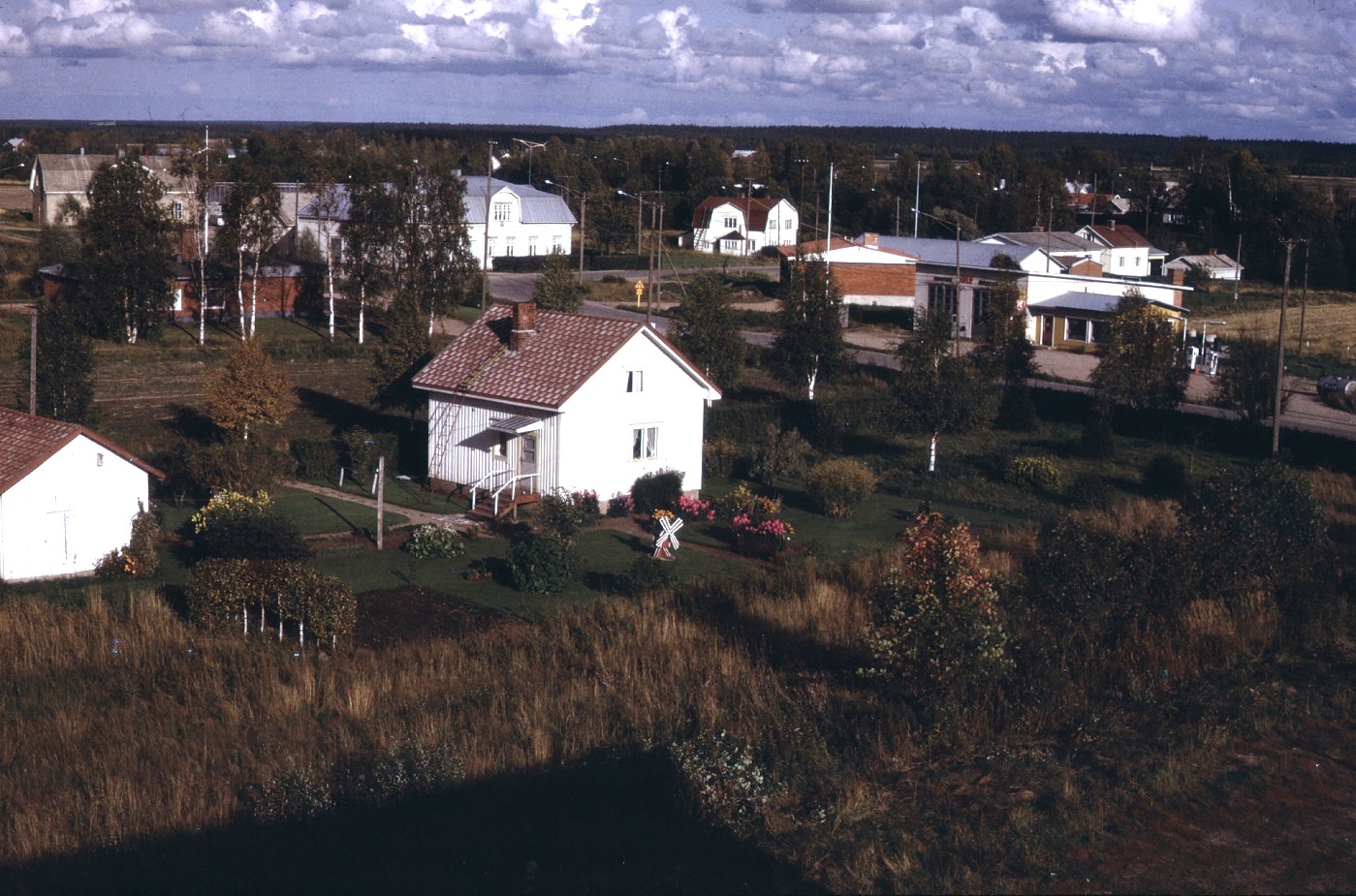 På fotot från 1974 syns det att på av Sparbankens nedbrunna affärshus har det byggts ett egnahemshus med en hyreslokal för banken.