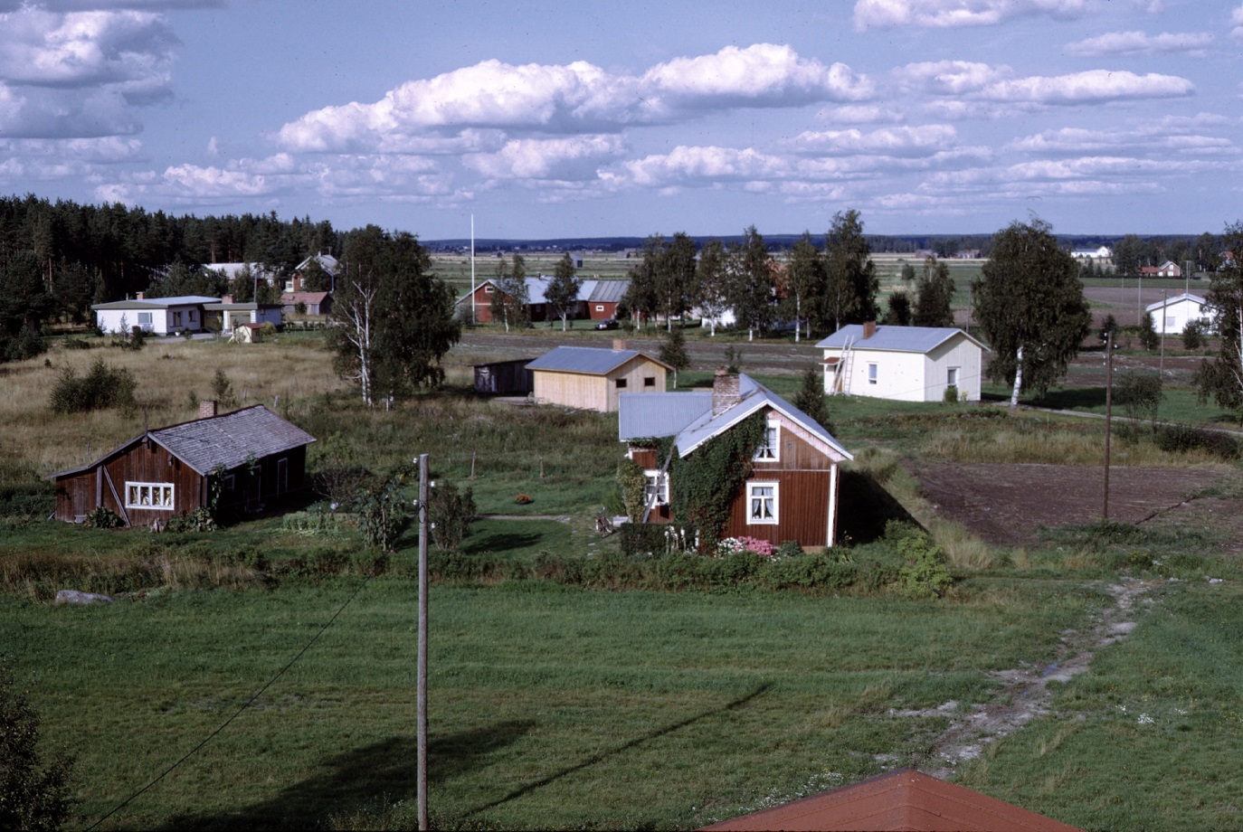 Från lokaltaket 1972 med Rosengårds gamla gård i förgrunden och Lillkårk-lillstugan snett bakom till höger.