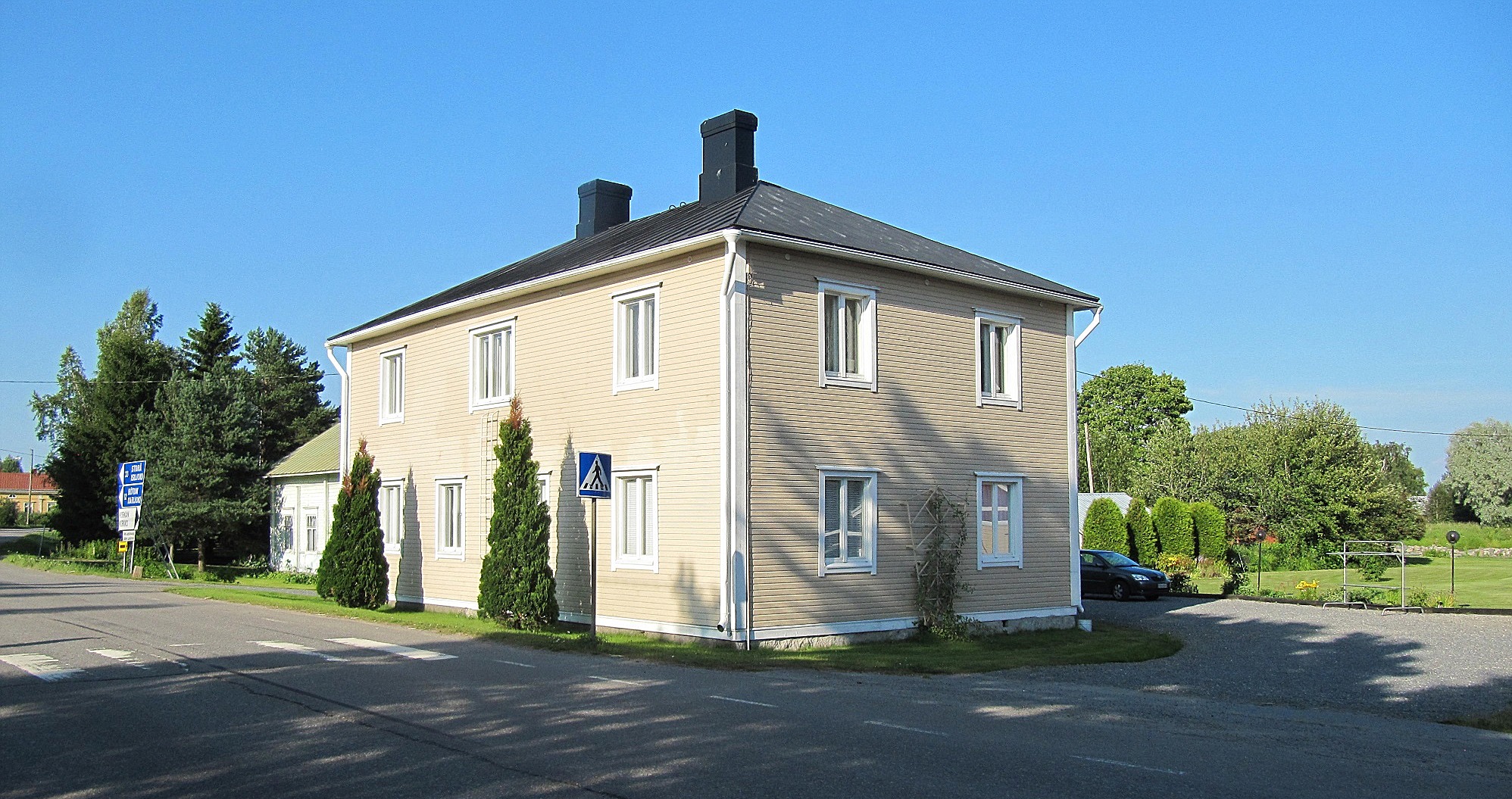 I långa tider fanns Hans Gullmes Elbyrå i denna byggnad som Wiljam Hautaviita byggde 1938. William var född i Bötom men flyttade som barn till den gård som skymtar till vänster bakom huset.
