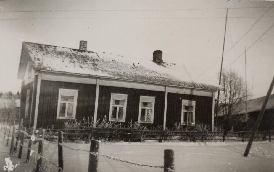 I tiderna var detta Åsinas-Viktoras gård, numera Rosengårds. Fotot från 1952.