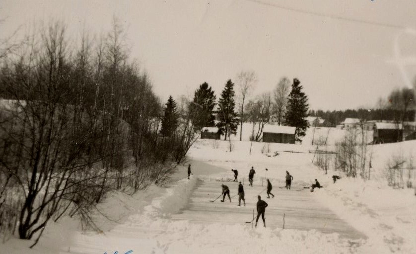 Ishockeyspelare på Lillån nära Åddin 1965, Fotot taget från Lillbron.